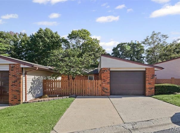 6 Parkridge, Belleville, IL 62226