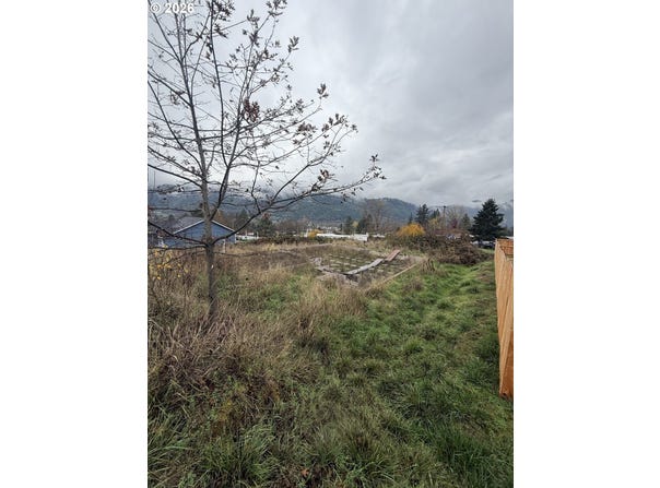 MONA St, MyrtleCreek, OR 97457
