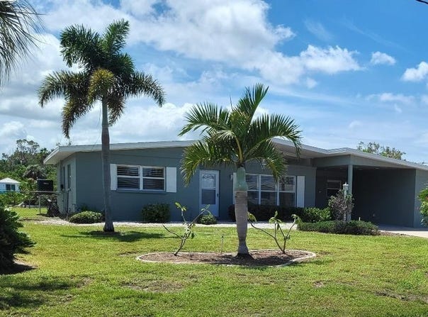 828 BLUE HERON Boulevard, RUSKIN, FL 33570