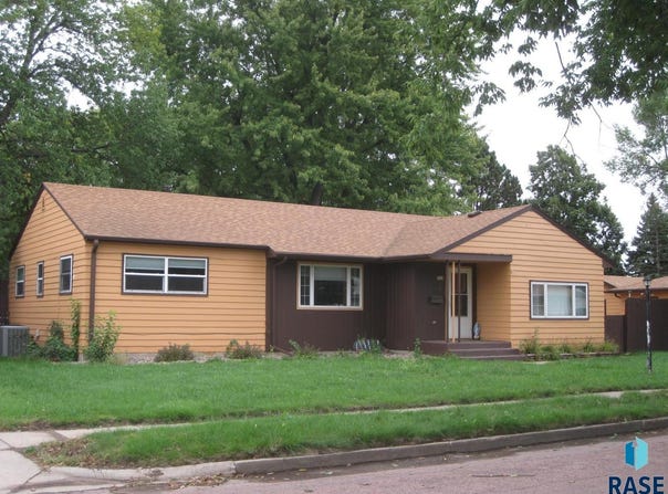 1112 Harrison Ave, Dell Rapids, SD 57022