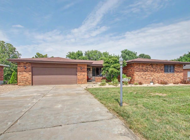 2001 S SHERIDAN Drive, Quincy, IL 62305