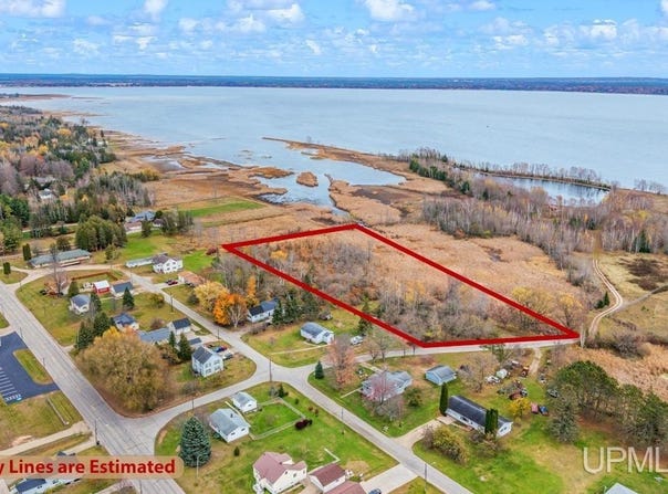 23.5 Road, Gladstone, MI 49837