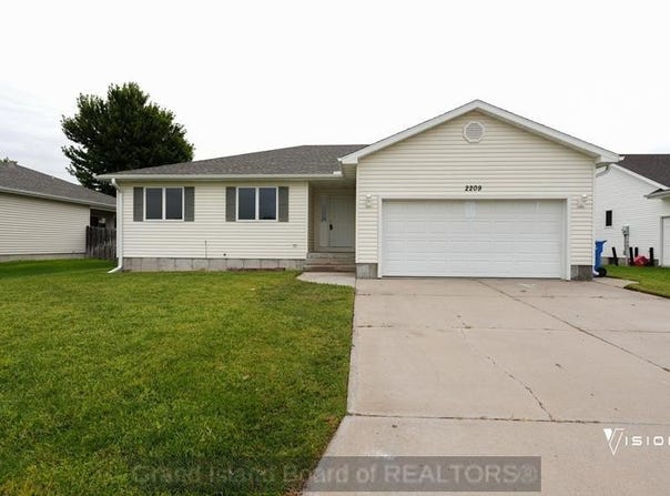 2209 Macron St, Grand Island, NE 68803
