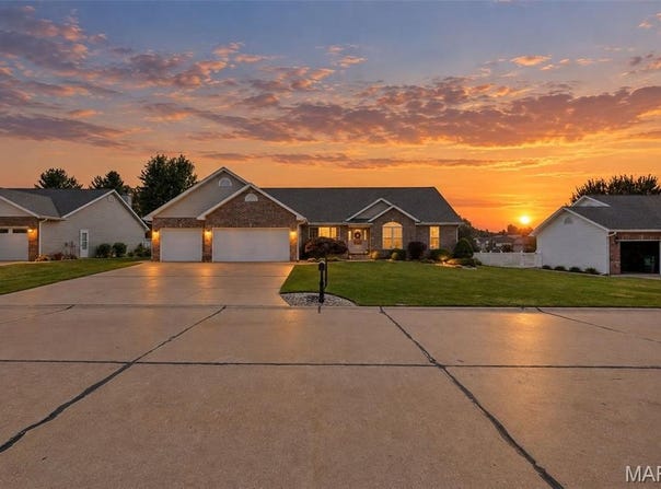 1805 Summerfield Lane, Godfrey, IL 62035
