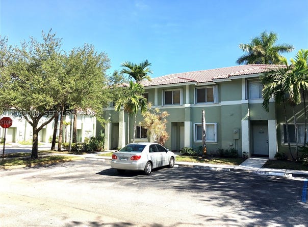 183 Hidden Ct Rd, Hollywood, FL 33023