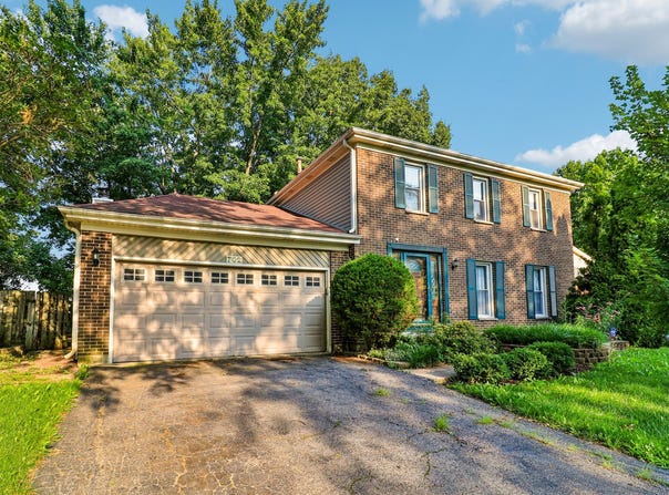 702 Buffalo Circle, Carol Stream, IL 60188