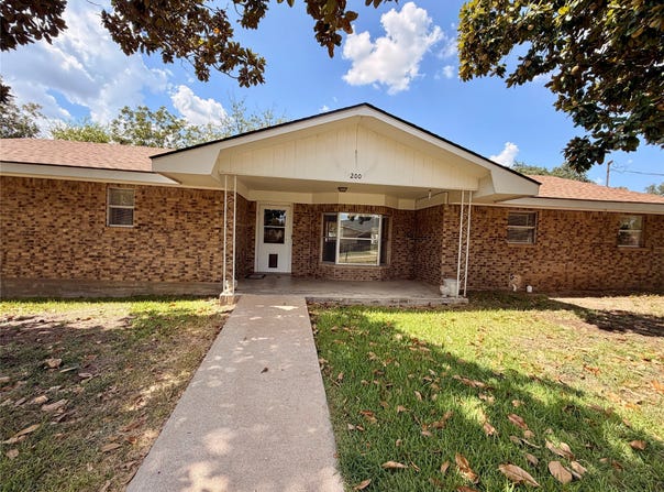 200 S Speed Street, Gustine, TX 76455