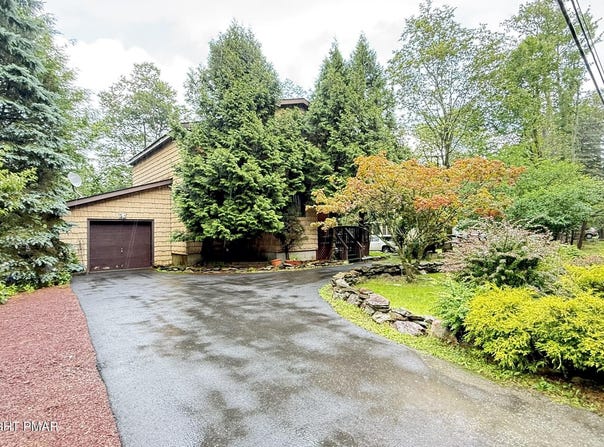 2143 Rosemont Drive, Tobyhanna, PA 18466