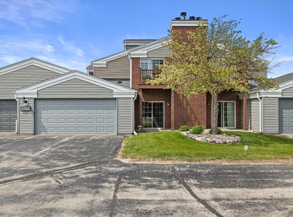 N17w26865 E Fieldhack Dr, Pewaukee, WI 53072