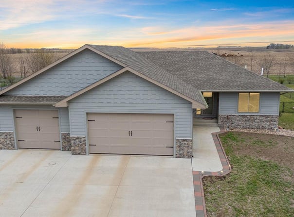 26164 Reed Ct, Canistota, SD 57012