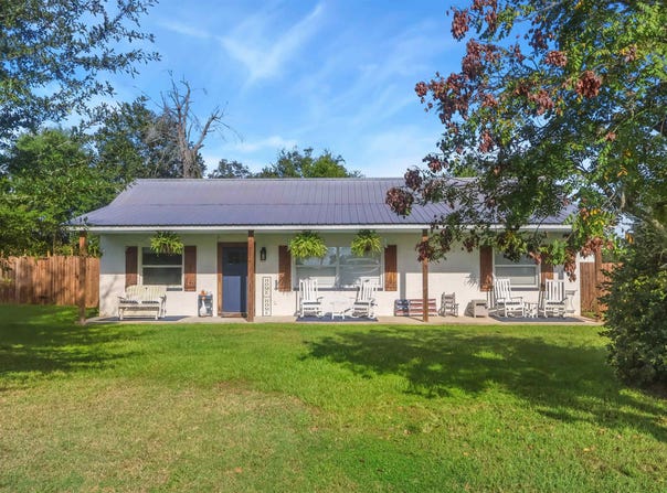 2122 Buckhead Drive, Grand Ridge, FL 32442