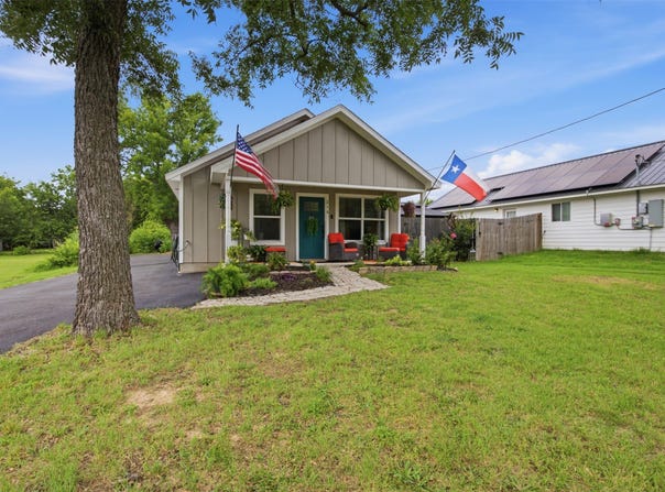 216 E Clay Street, Bowie, TX 76230