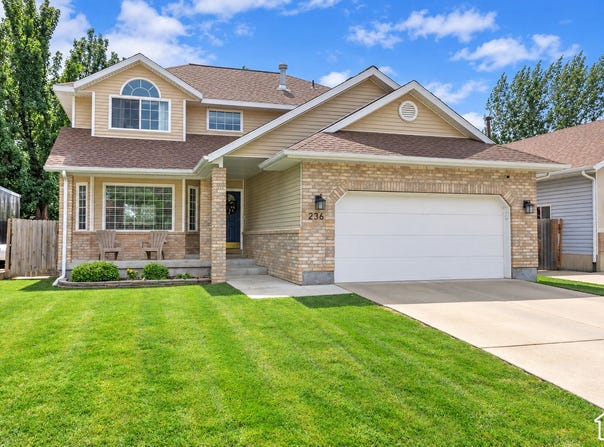 236 E ASHBROOK Cir, Midvale, UT 84047