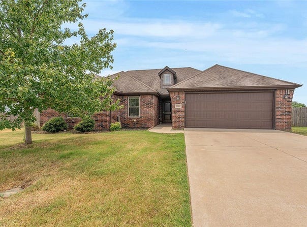 1022 Tarah Knolls Circle, Centerton, AR 72719