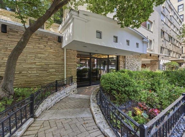 426 W BARRY Avenue, Chicago, IL 60657