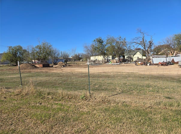 E MILL Avenue, Comanche, TX 76442