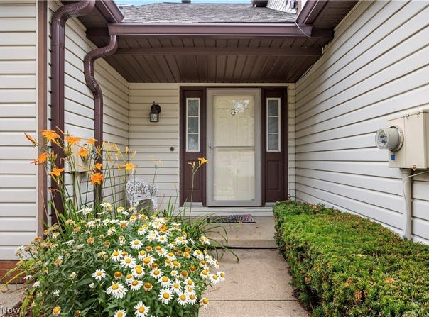 875 Hampton Circle, Aurora, OH 44202