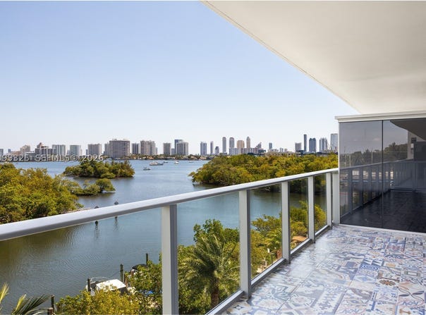 16385 Biscayne Blvd, North Miami Beach, FL 33160