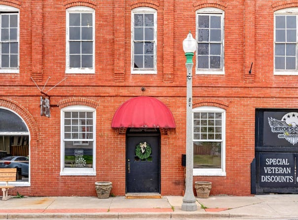 33 W Olive Street, Aurora, MO 65605