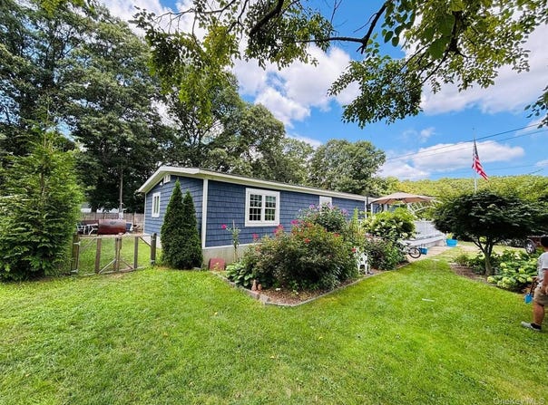 41 Carls Place, Riverhead, NY 11901