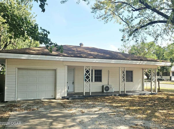 320 E 17th Street, Baxter Springs, KS 66713