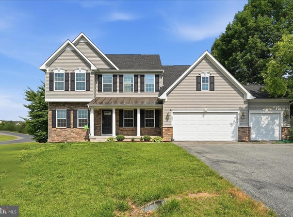 21 WHIRLPOOL Way, FALLING WATERS, WV 25419