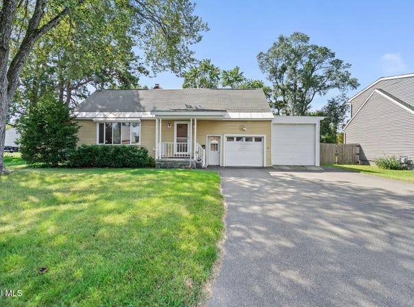 1039 Bill Road, Schenectady, NY 12303