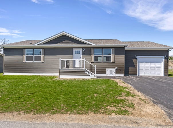 16 Colony Way, Kittery, ME 03904