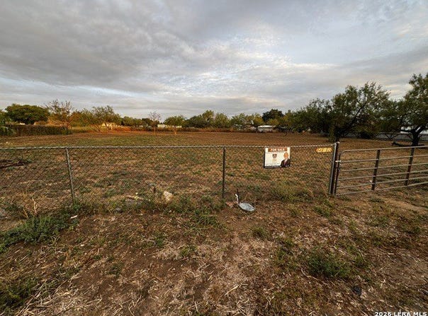 412 N Transportation Dr, Devine, TX 78016