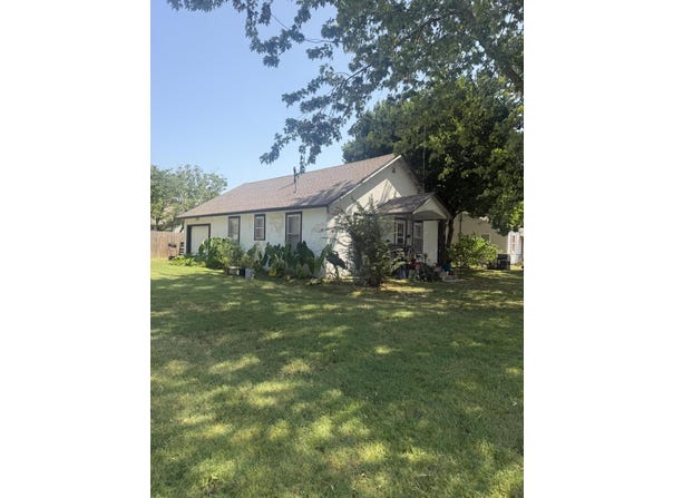 403 E Highland Street, Aurora, MO 65605