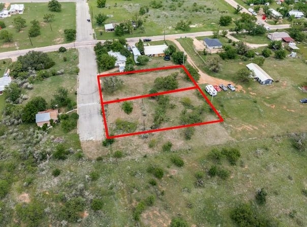 Vernon Avenue, Llano, TX 78643