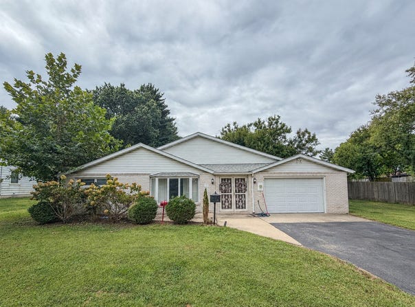 23 Greenridge Drive, Decatur, IL 62526