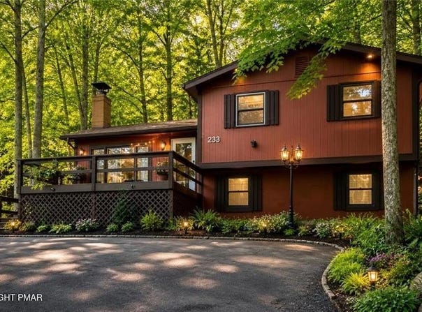 6061 Decker Road, Bushkill, PA 18324