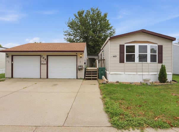 704 N Redbird Pl, Sioux Falls, SD 57107