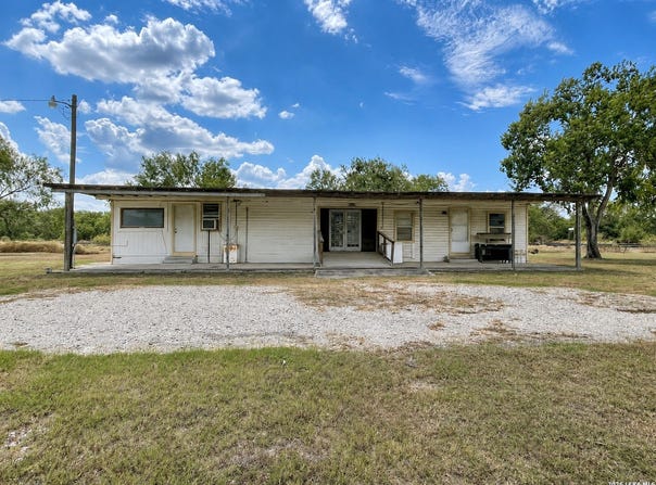 3110 COMMERCE ST, Campbellton, TX 78008