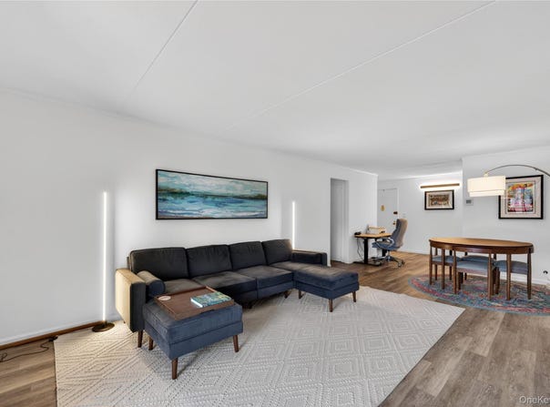 100 Clinton Avenue, Mineola, NY 11501