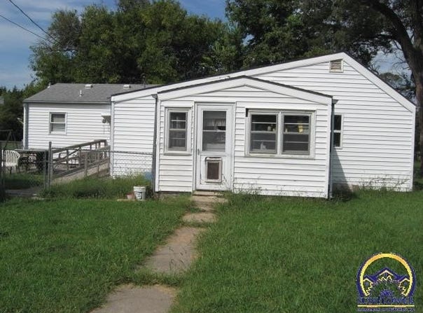 1028 SE 53rd St, Topeka, KS 66609