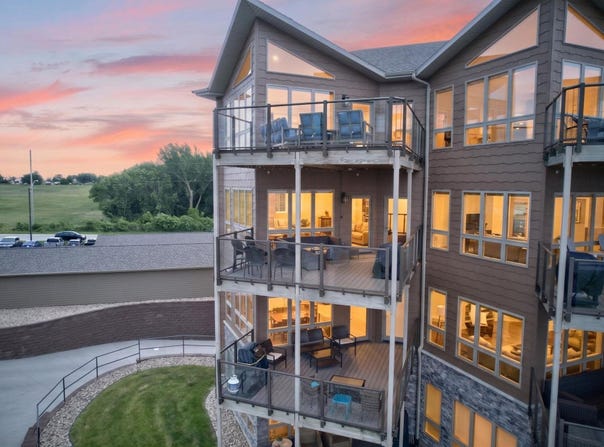 570 Linden Dr, Arnolds Park, IA 51331