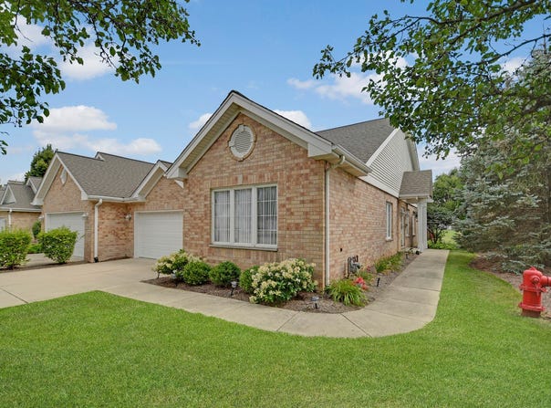 5553 Foxwoods Drive, Oak Lawn, IL 60453