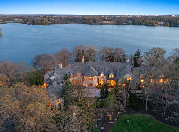 4513 N Hewitts Point Rd, Oconomowoc, WI 53066
