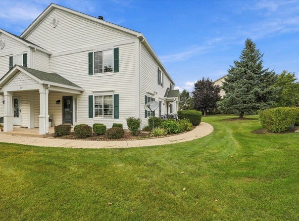 689 Fieldcrest Drive, South Elgin, IL 60177