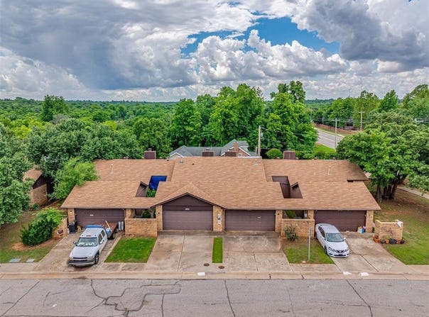 2910 Stonepoint Dr, Edmond, OK 73034