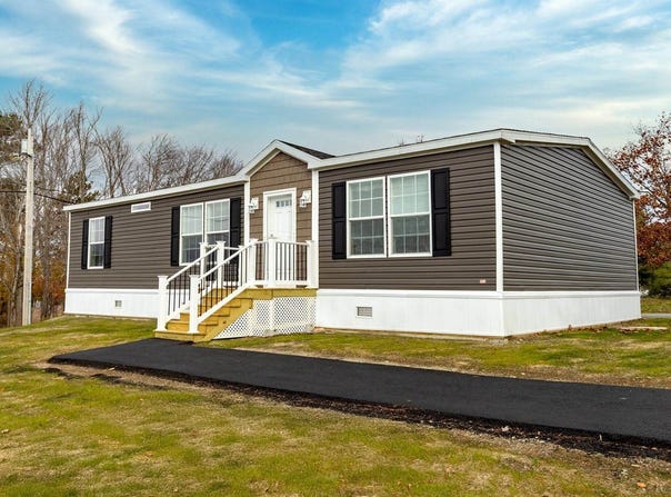 30 Main Road, Holden, ME 04429