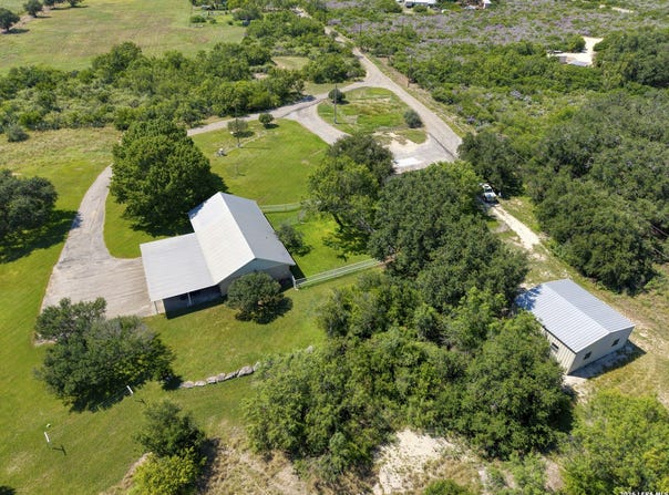 433 MILLS LN, Uvalde, TX 78801