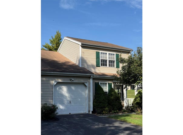 11 Rambling Brook, Poughkeepsie, NY 12601