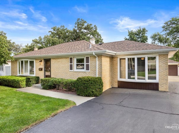 304 Crestwood Drive, Roselle, IL 60172