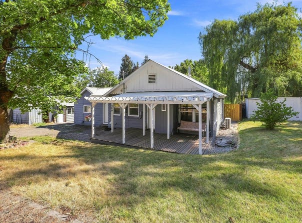 129 S Pine St, Rockford, WA 99030