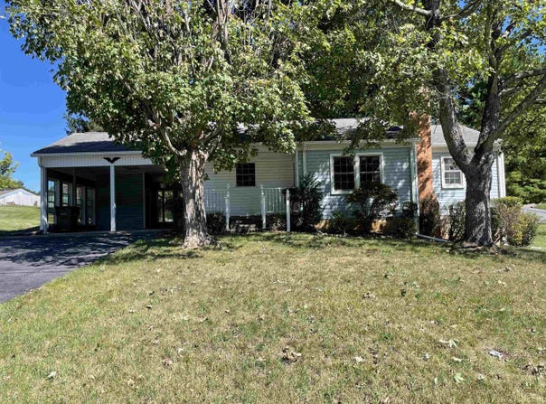 201 ROBIN HOOD RD, STAUNTON, VA 24401