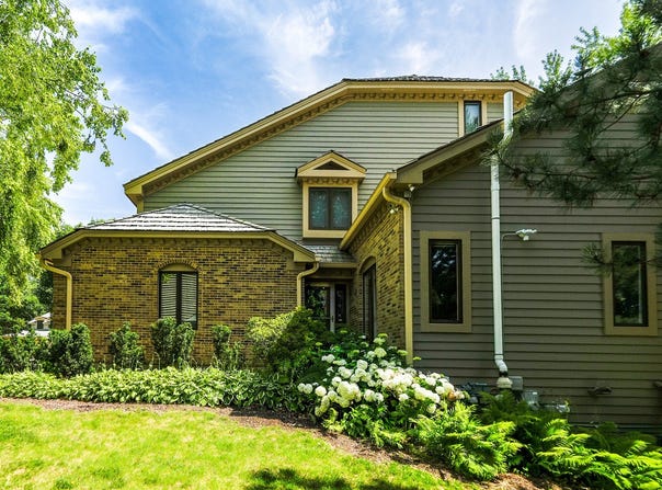 640 Walnut Oaks Drive, Roselle, IL 60172