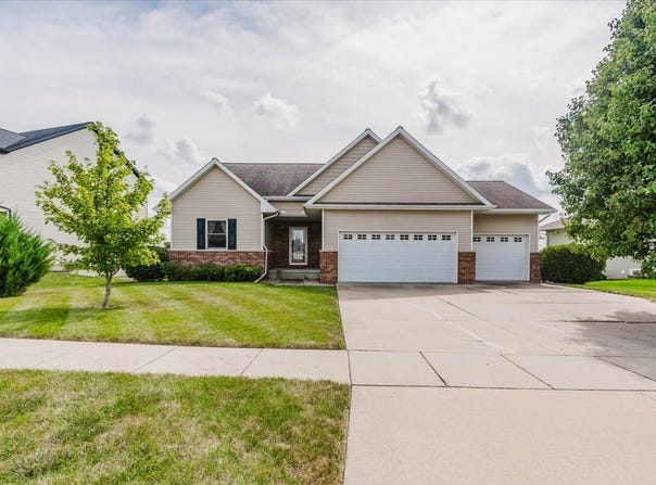 615 Prairie Meadows Drive, Heyworth, IL 61745